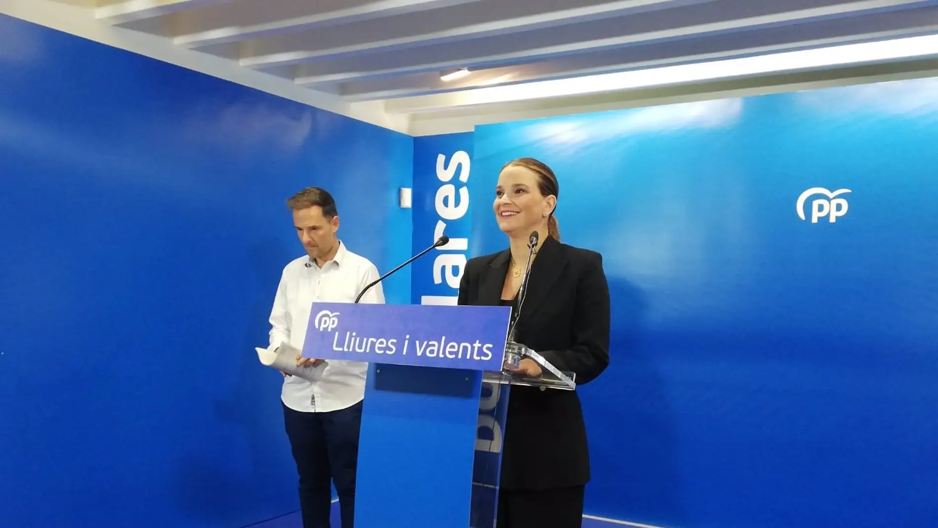La presidenta del PP balear, Marga Prohens, y el vicepresidente del Consell de Ibiza, Mariano Juan.