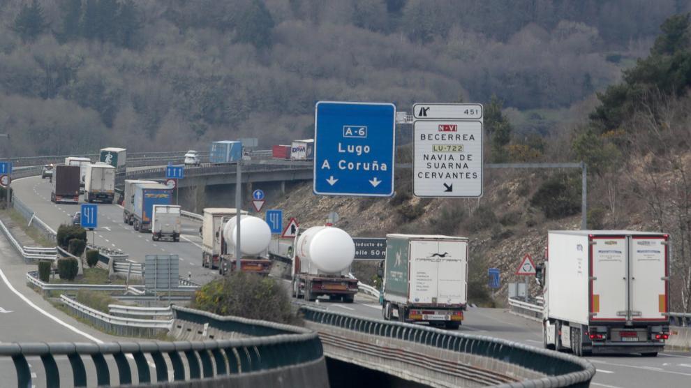 Los transportisas gallegos están dispuestos a ir a la huelga si se implantan peajes en las autovías Los transportisas gallegos están dispuestos a ir a la huelga si se implantan peajes en las autovías