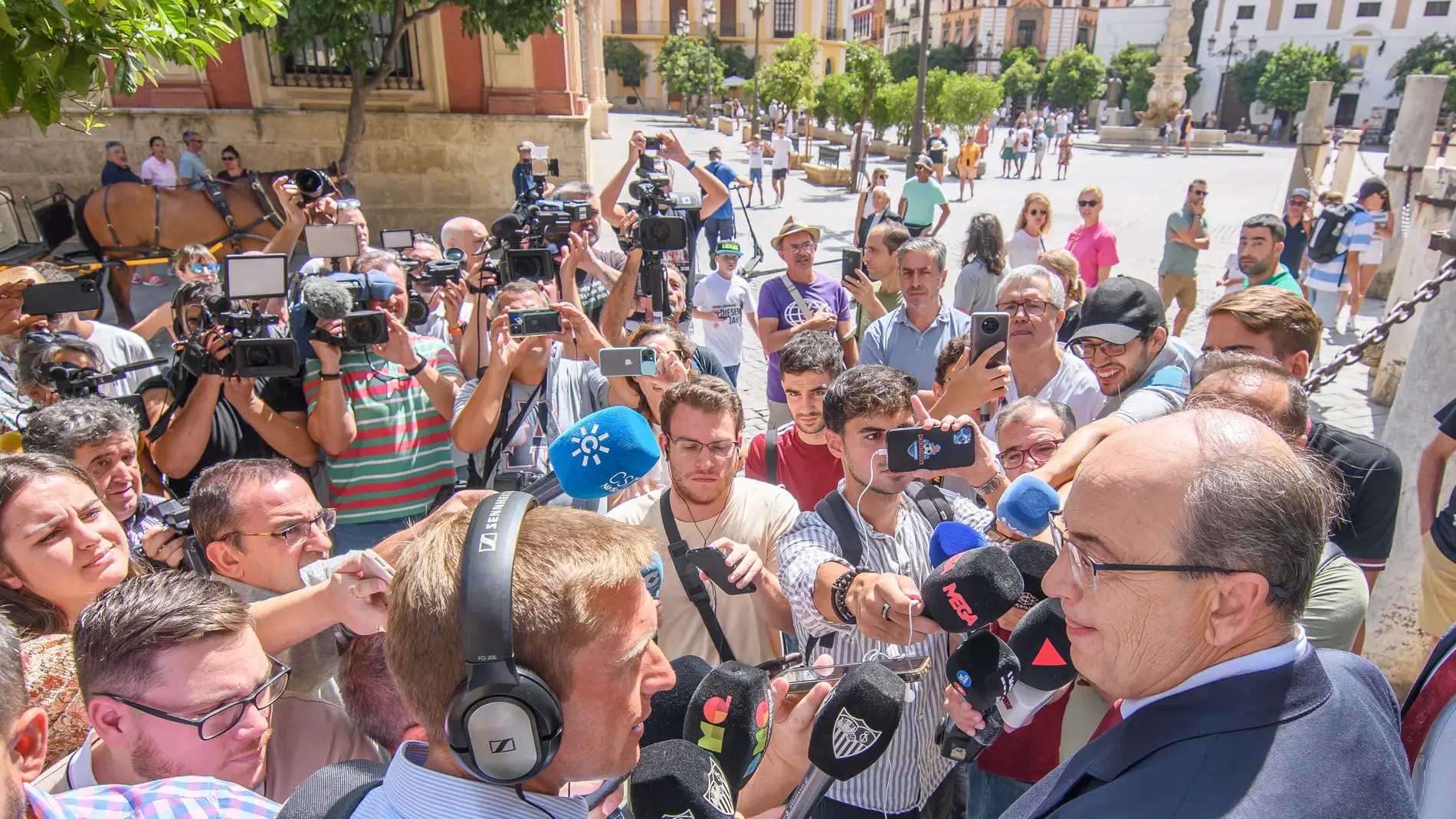 El presidente del Sevilla, Pepe Castro, atiende a los medios de comunicación.