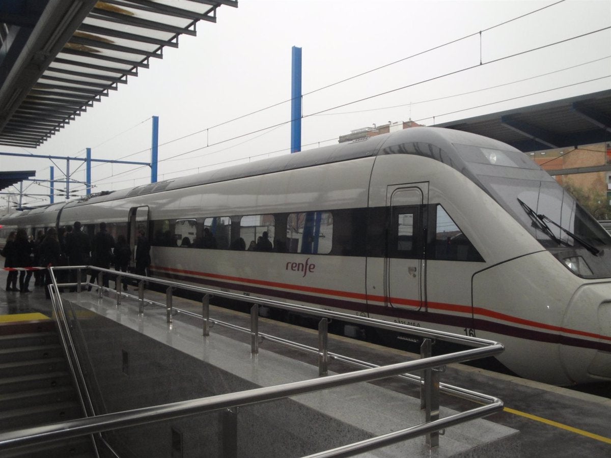 Restablecido el tráfico ferroviario en Utrera tras morir una persona arrollada en un paso a nivel Restablecido el tráfico ferroviario en Utrera tras morir una persona arrollada en un paso a nivel