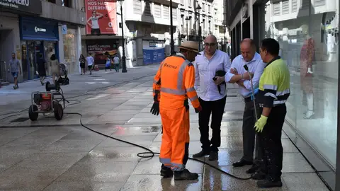 El alcalde visita los trabajos de puesta a punto del pavimento de la calle Ancha