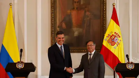 La divertida reacción de Sánchez tras ser presentado como &quot;presidente de la República&quot; en un acto oficial en Colombia