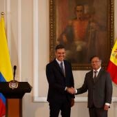 La divertida reacción de Sánchez tras ser presentado como "presidente de la República" en un acto oficial en Colombia