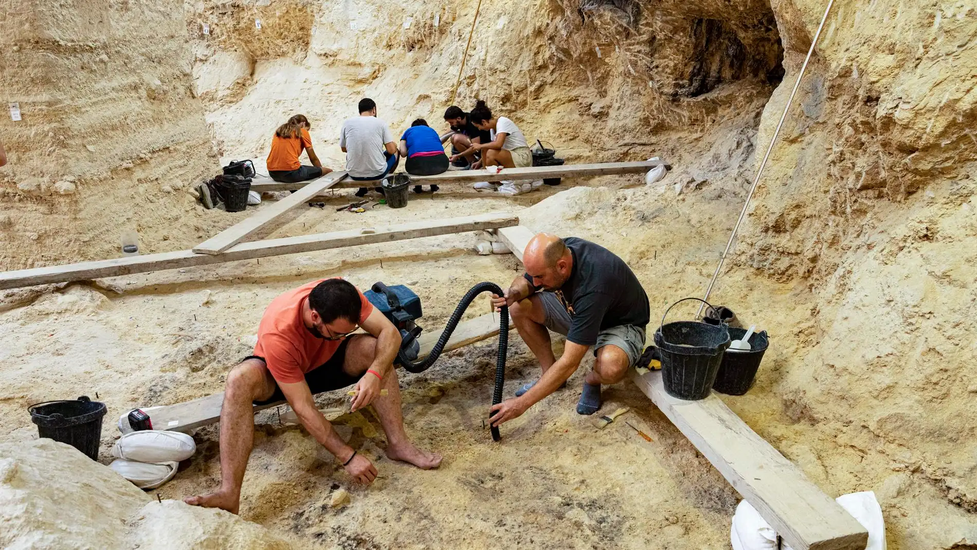 Hallan por primera vez restos  de un cráneo de neandertal de hace 60.000 años en Cataluña 