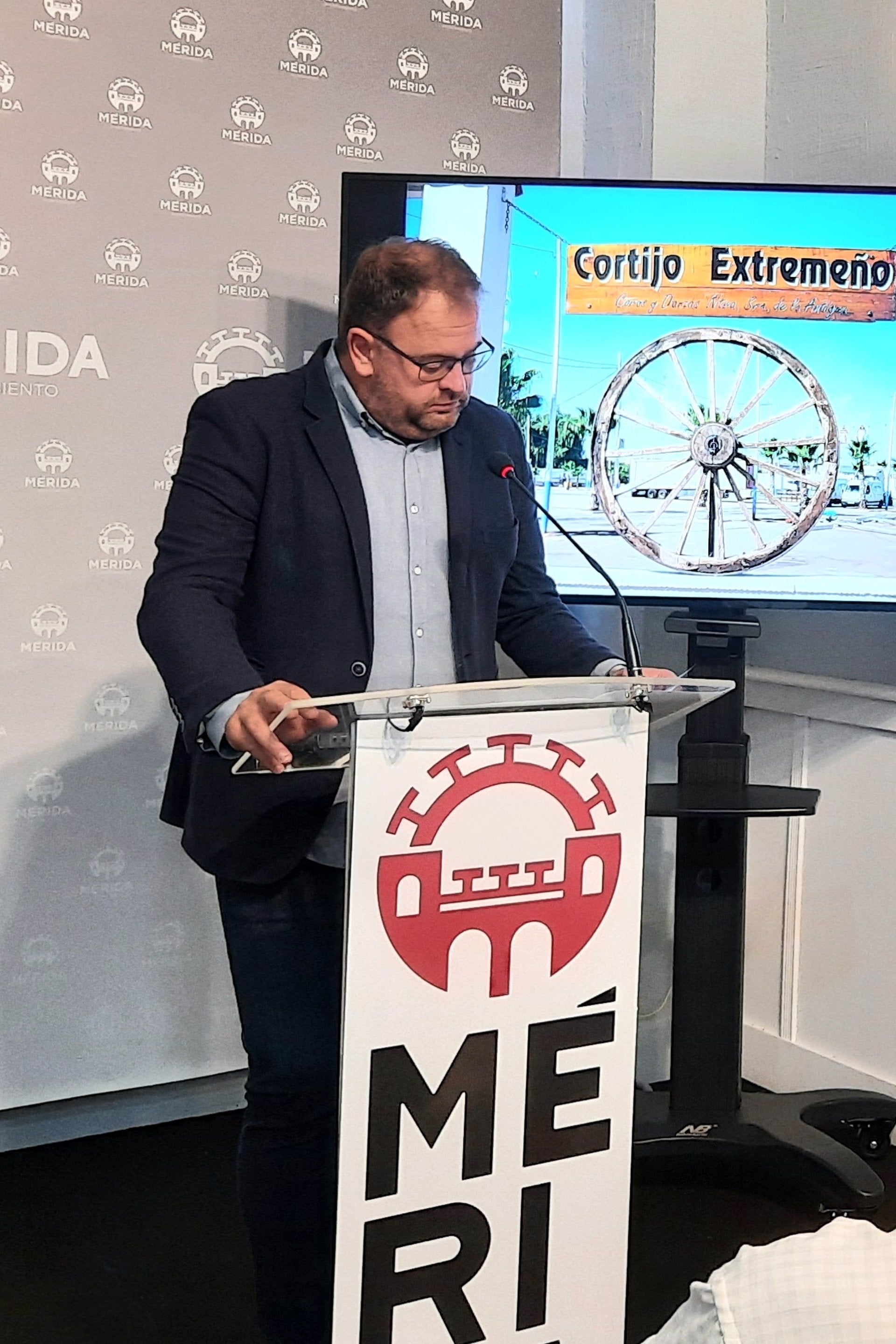 Comienza el montaje de farolillos para la Feria de Mérida 2022 que se celebrará "con más ganas que nunca" Comienza el montaje de farolillos para la Feria de Mérida 2022 que se celebrará "con más ganas que nunca"