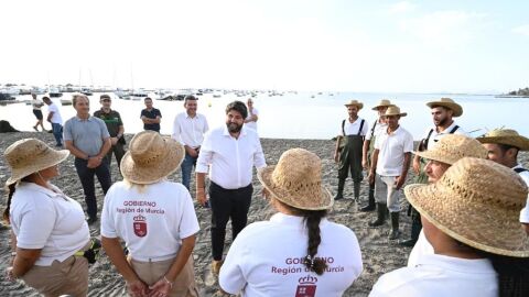 El presidente López Miras subraya que la retirada de algas ha permitido que el Mar Menor resista El presidente López Miras subraya que la retirada de algas ha permitido que el Mar Menor resista