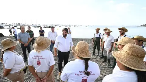 El presidente López Miras subraya que la retirada de algas ha permitido que el Mar Menor resista