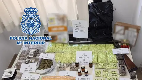 Dinero, droga y armas incautadas a los detenidos en Elche y Valencia.