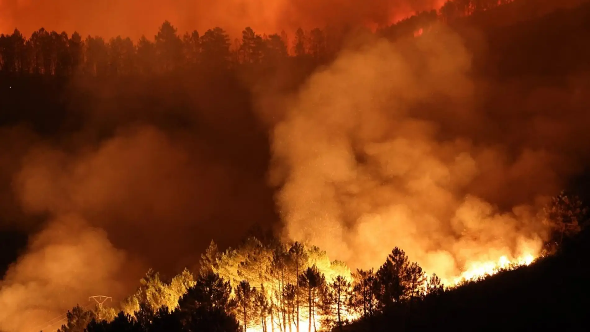 Vista del incendio que arrasa los alrededores de la localidad de Campobecerros, Ourense