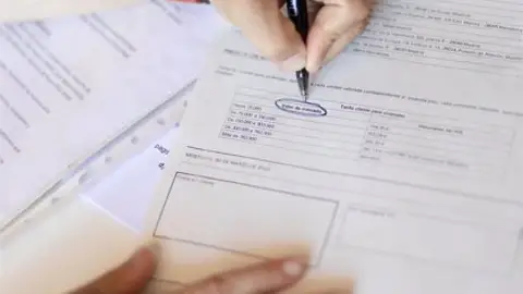 Firma de un contrato hipotecario. Firma de un contrato hipotecario.