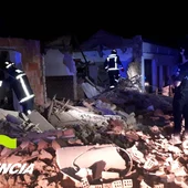 Bomberos trabajan en la vivienda que se vino abajo en Puertollano Bomberos trabajan en la vivienda que se vino abajo en Puertollano