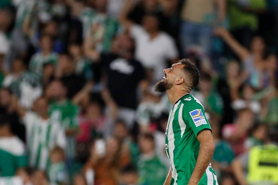 Un iluminado Borja Iglesias da el triunfo al Betis ante Osasuna Un iluminado Borja Iglesias da el triunfo al Betis ante Osasuna