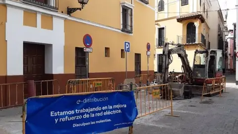 Obras de Endesa en la calle Pedro Niño, en Sevilla capital.