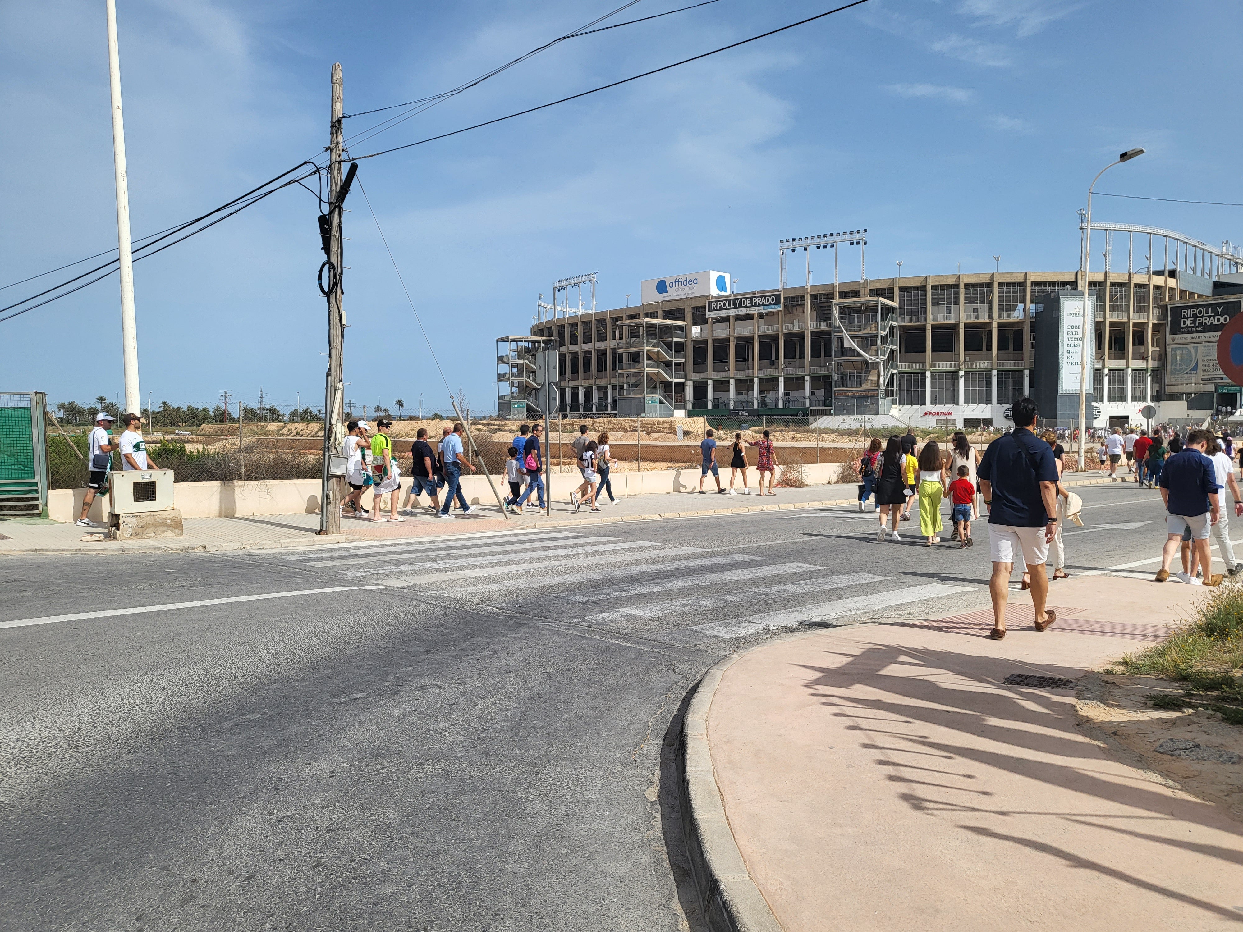 CONTIGO ELCHE exige una solución para llevar a cabo la urbanización del entorno del estadio Martínez Valero CONTIGO ELCHE exige una solución para llevar a cabo la urbanización del entorno del estadio Martínez Valero