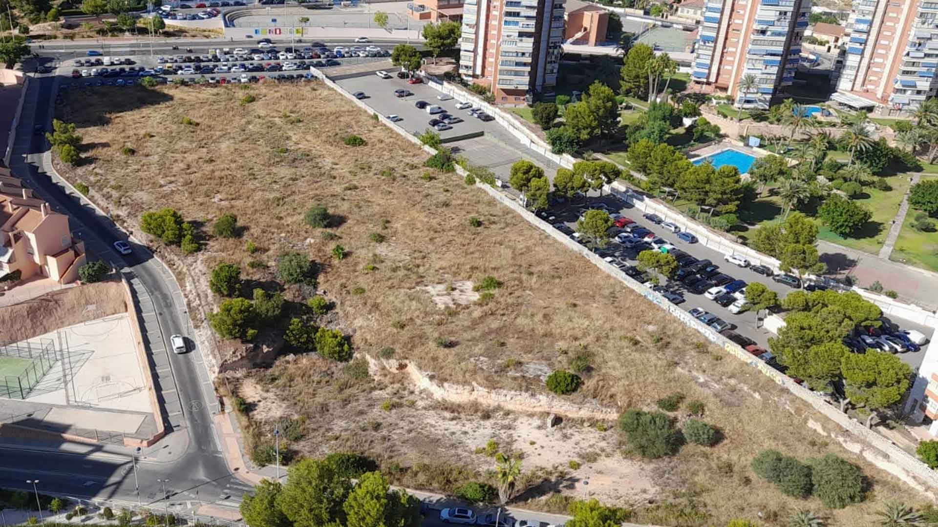 El Ayuntamiento de Benidorm suma 400 plazas más de aparcamiento gratuito en la zona de Poniente El Ayuntamiento de Benidorm suma 400 plazas más de aparcamiento gratuito en la zona de Poniente
