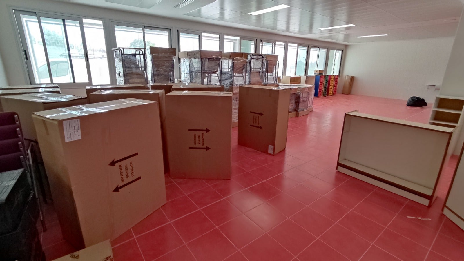 Conselleria entrega el mobiliario del colegio Gasparot de La Vila Joiosa Conselleria entrega el mobiliario del colegio Gasparot de La Vila Joiosa
