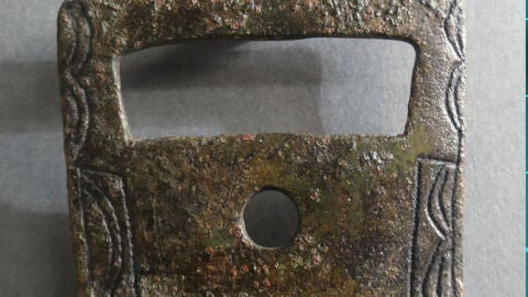 Broche de cintur&oacute;n de placa r&iacute;gida en bronce encontrado en Berbeia