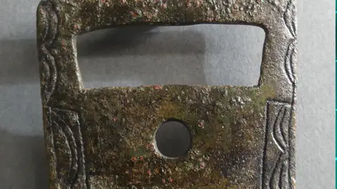Broche de cinturón de placa rígida en bronce encontrado en Berbeia Broche de cinturón de placa rígida en bronce encontrado en Berbeia