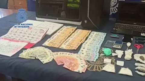 Droga, dinero y objetos intervenidos en una operación policial donde hay cinco detenidos en Málaga por explotar sexualmente a una mujer.