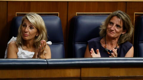 La ministra de Trabajo, Yolanda D&iacute;az (i) y la ministra de Transici&oacute;n Ecol&oacute;gica, Teresa Ribera (d) durante la sesi&oacute;n extraordinaria en el Congreso de los Diputados, que debate la convalidaci&oacute;n del real decreto-ley sobre las medidas de ahorro energ&eacute;tico entre otras cuestiones