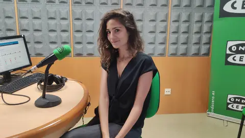 Gabriela González en los estudios de Onda Cero periodista, especialista en marketing y comunicación