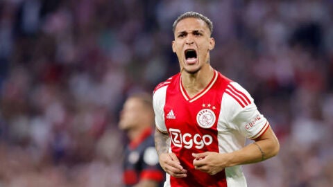 Antony, actual futbolista del Ajax, celebrando un gol 