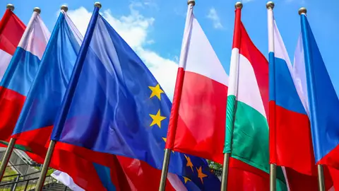 Las banderas de Polonia, Hungría, Eslovaquia, la República Checa y la Unión Europea