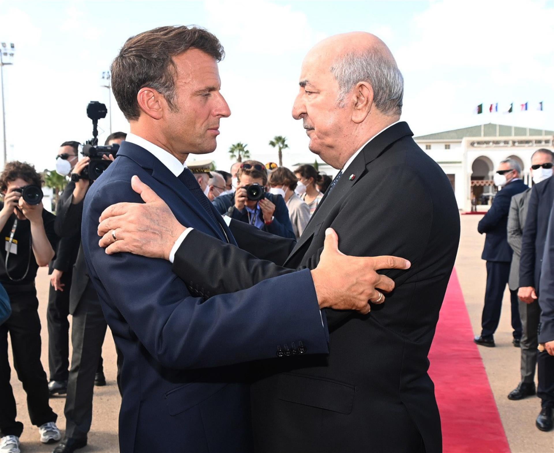Macron y Tebboune firman la Declaración de Argel por una renovada asociación Macron y Tebboune firman la Declaración de Argel por una renovada asociación
