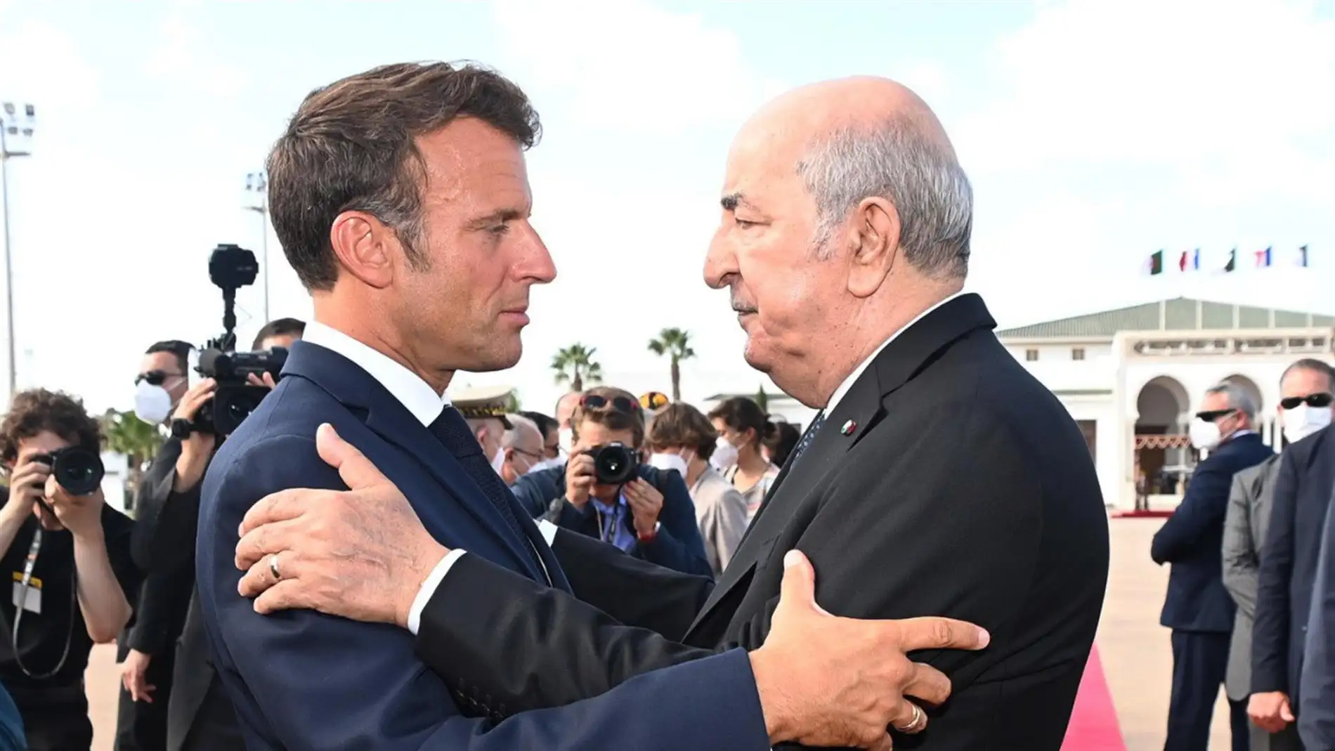 Macron y Tebboune firman la Declaración de Argel por una renovada asociación
