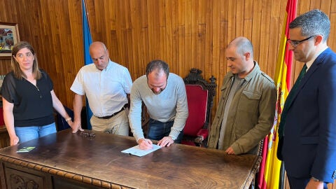 Los participantes durante la firma del convenio