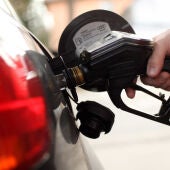 Un cliente echa gasolina en su vehículo