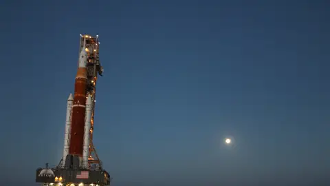 Fotografía cedida por la Oficina de Turismo de la Costa Espacial de Florida donde se aprecia el Artemis I mientras se mueve sobre un transportador hacia su plataforma de lanzamiento