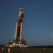 Fotografía cedida por la Oficina de Turismo de la Costa Espacial de Florida donde se aprecia el Artemis I mientras se mueve sobre un transportador hacia su plataforma de lanzamiento