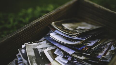 Imagen de un caj&oacute;n con fotograf&iacute;as