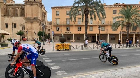 Ciclistas del pelotón de La Vuelta a España en Elche. Ciclistas del pelotón de La Vuelta a España en Elche.