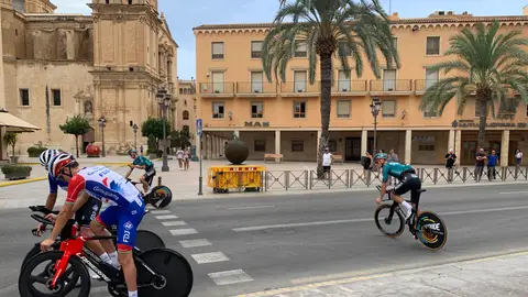 Ciclistas del pelotón de La Vuelta a España en Elche. 