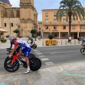 Ciclistas del pelotón de La Vuelta a España en Elche. 