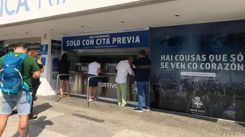 Taquillas de Riazor llenas de socios. El Deportivo ya alcanza la cifra de los 18.000 socios.