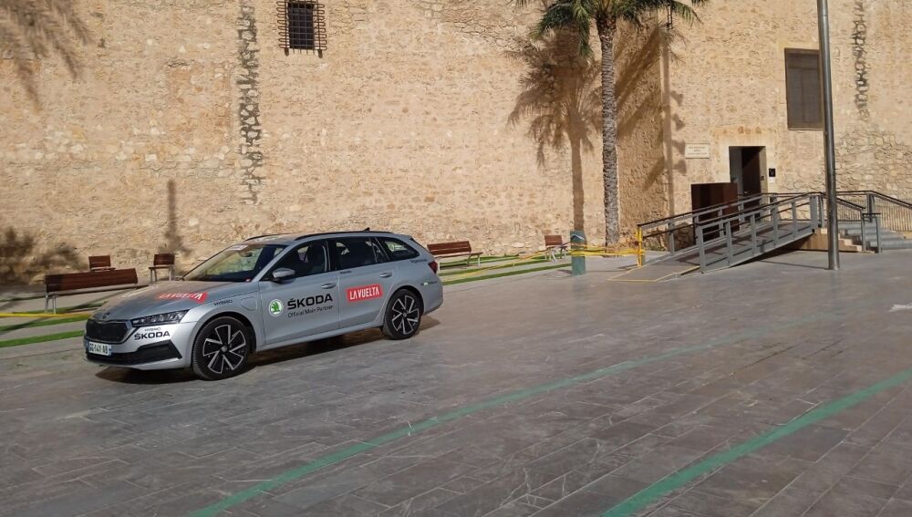 Coche de la organización de La Vuelta Ciclista a España junto al Palacio de Altamira de Elche.
