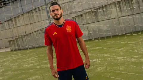 El futbolista Koke Resurrección muestra la nueva equipación de la selección española