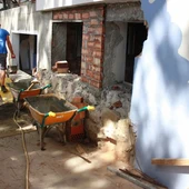 Operarios realizando trabajos de mejora en un centro educativo del municipio Operarios realizando trabajos de mejora en un centro educativo del municipio