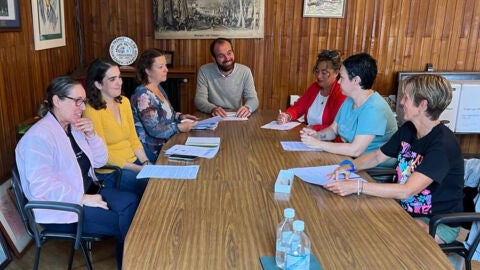 El alcalde pilo&ntilde;&eacute;s reunido con las representantes de los centros educativos y Ampas