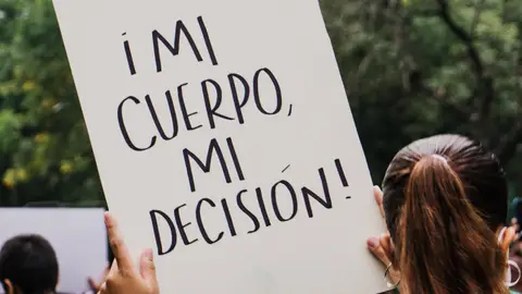 Una mujer muestra un cartel a favor del aborto en una manifestación
