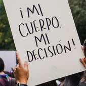 Una mujer muestra un cartel a favor del aborto en una manifestación/ Unsplash Una mujer muestra un cartel a favor del aborto en una manifestación/ Unsplash