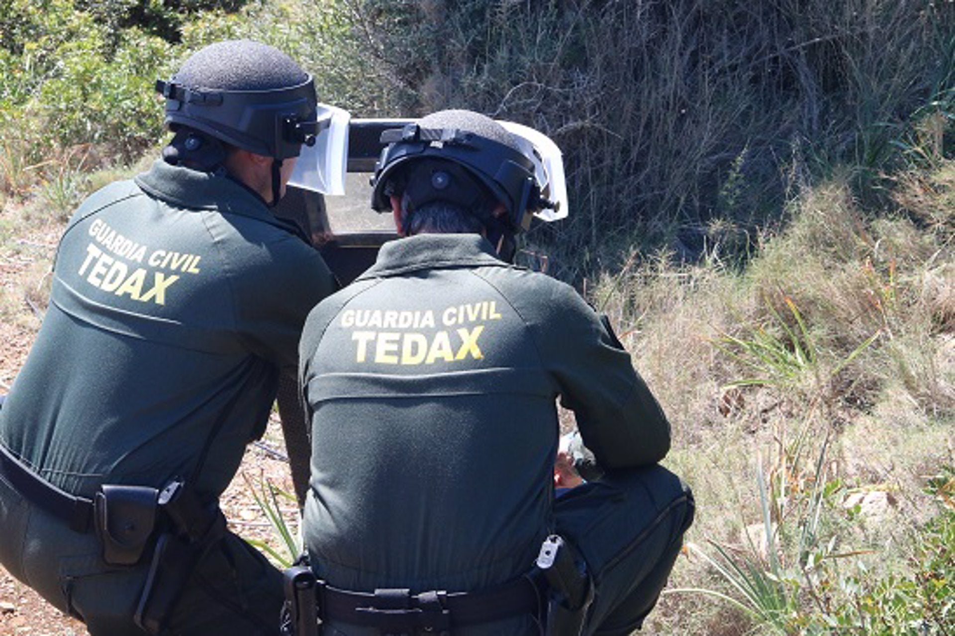 La Guardia Civil destruye una granada de mortero en la costa de Mallorca La Guardia Civil destruye una granada de mortero en la costa de Mallorca