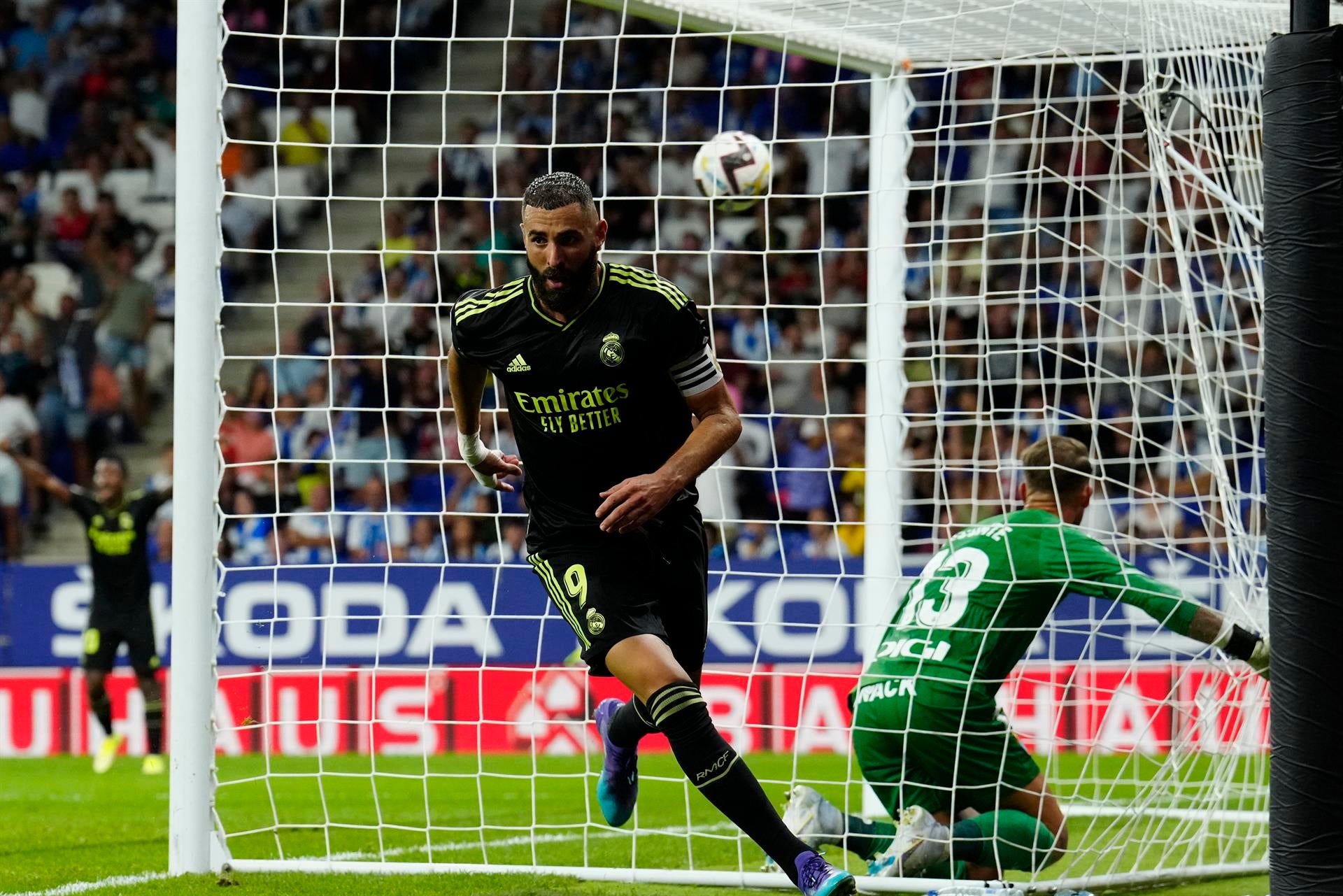 Dos goles de Benzema rompen al Espanyol en el tramo final y dan la victoria a los blancos Dos goles de Benzema rompen al Espanyol en el tramo final y dan la victoria a los blancos