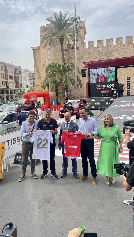 El Elche ha hecho entrega de una camiseta con el dorsal número 22 y el nombre de La Vuelta para el corte de la cinta, antes de la salida