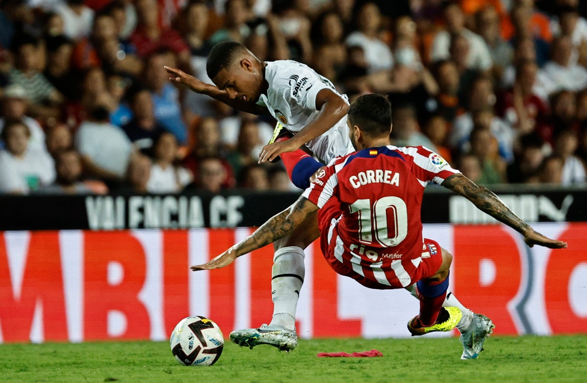 Griezmann rescata al Atlético en Mestalla Griezmann rescata al Atlético en Mestalla