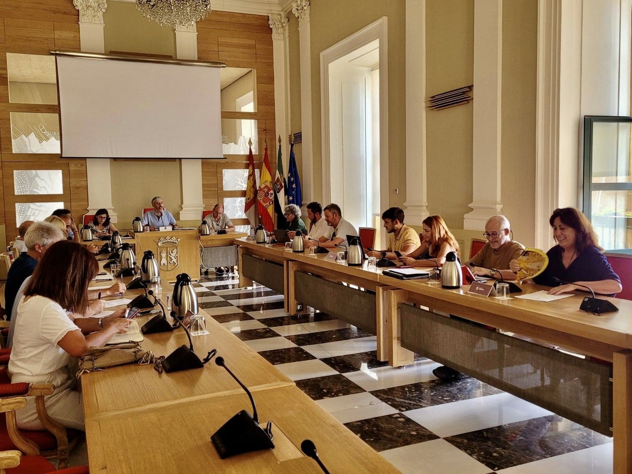 Todos los grupos políticos apoyan la reducción del 30% en el precio del transporte urbano de Cáceres Todos los grupos políticos apoyan la reducción del 30% en el precio del transporte urbano de Cáceres