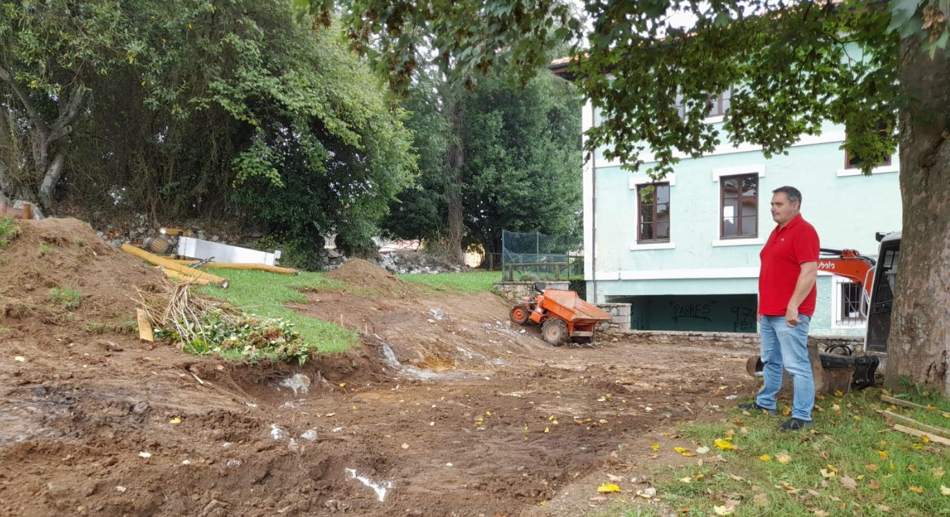 Comienzan las obras del parque infantil en la localidad llanisca de Parres con un presupuesto de 55 mil euros Comienzan las obras del parque infantil en la localidad llanisca de Parres con un presupuesto de 55 mil euros